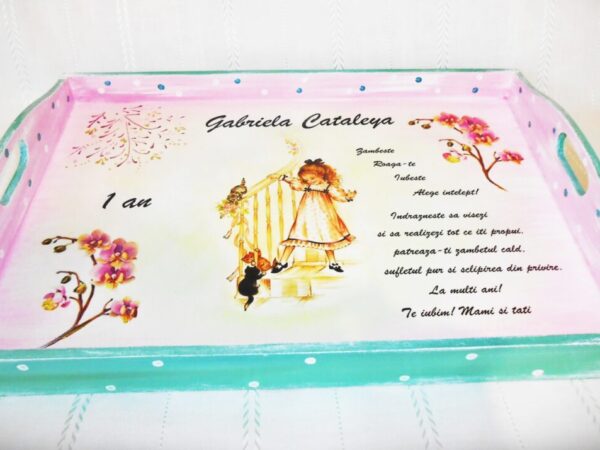 Tavita/set de mot fetita pe scari