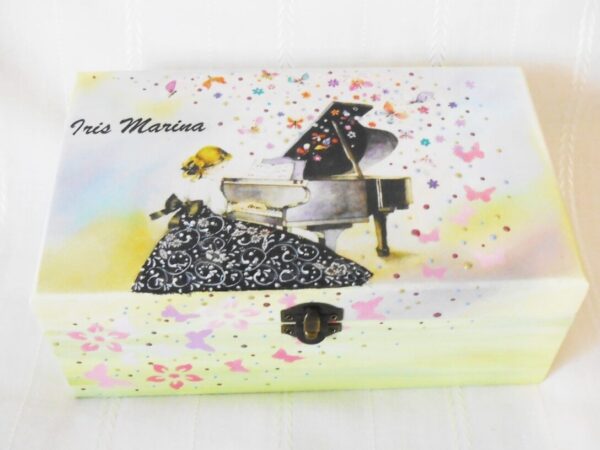 Cutie de amintiri, mica pianista