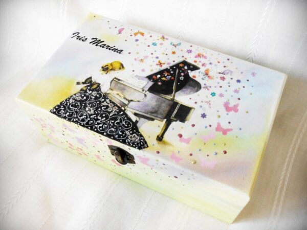 Cutie de amintiri, mica pianista