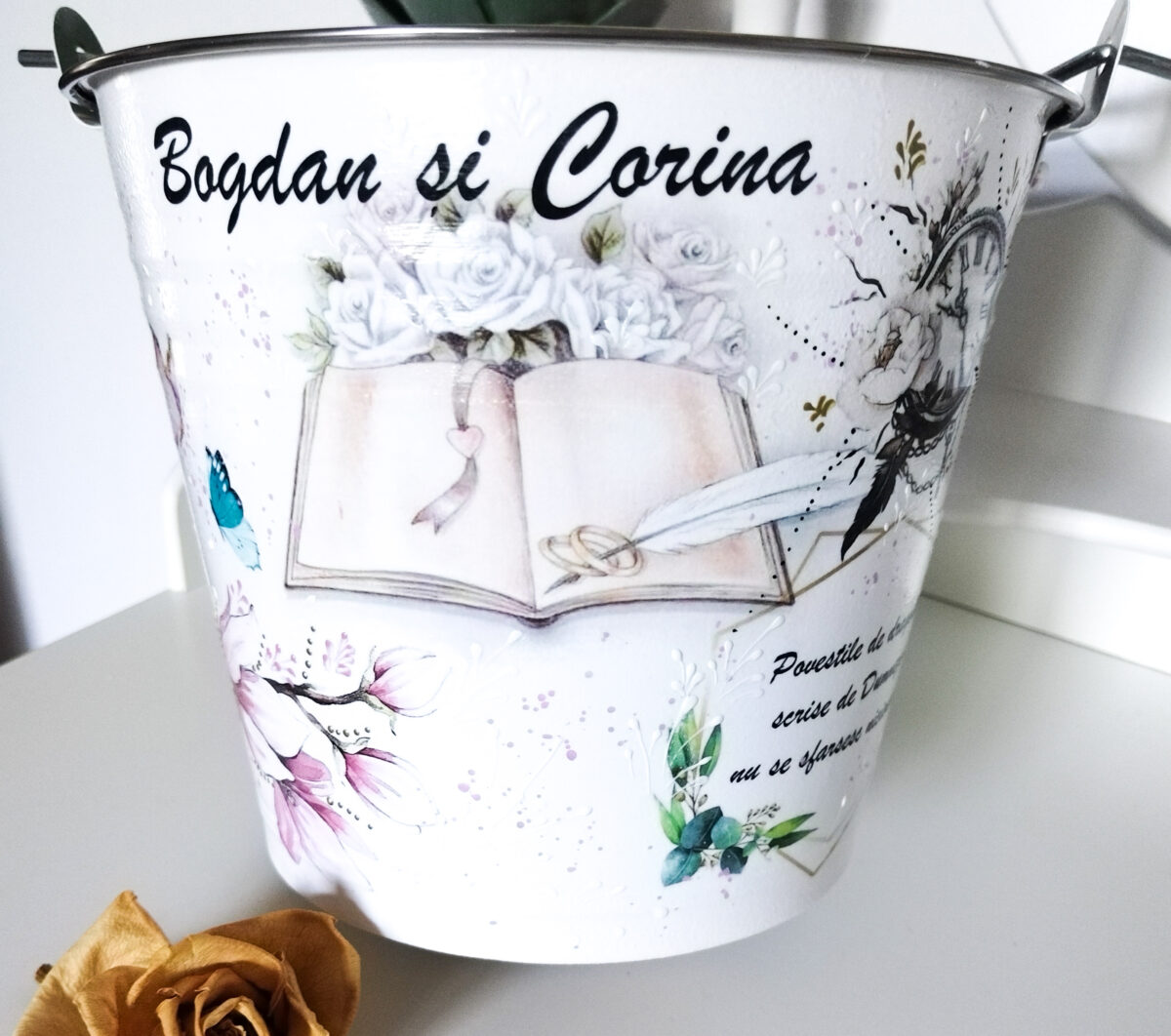 Galeata pentru mireasa personalizata cu tema cartea legamantului