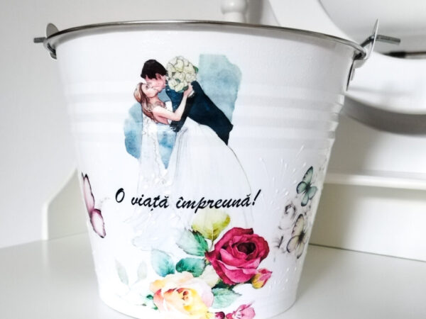 Galeata pentru mireasa personalizata cu trandafiri rosii si miri romantici