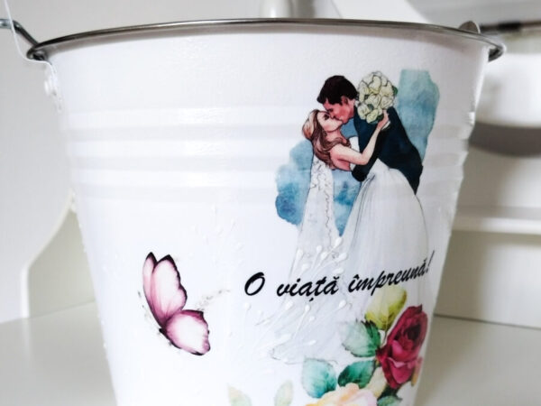 Galeata pentru mireasa personalizata cu trandafiri rosii si miri romantici
