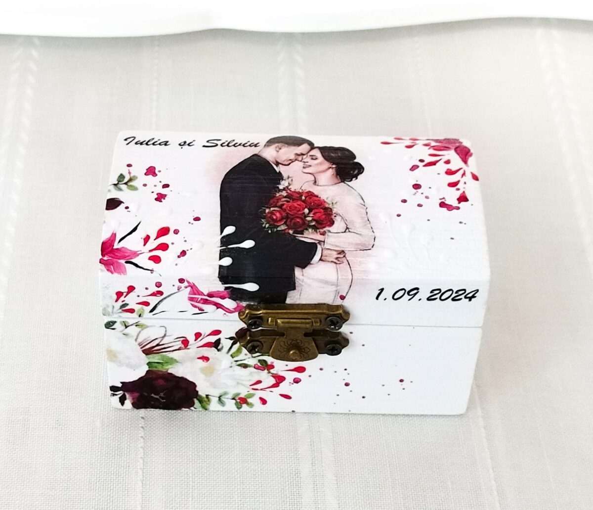 Cutie de verighete nunta personalizata cu mireasa cu buchet rosu