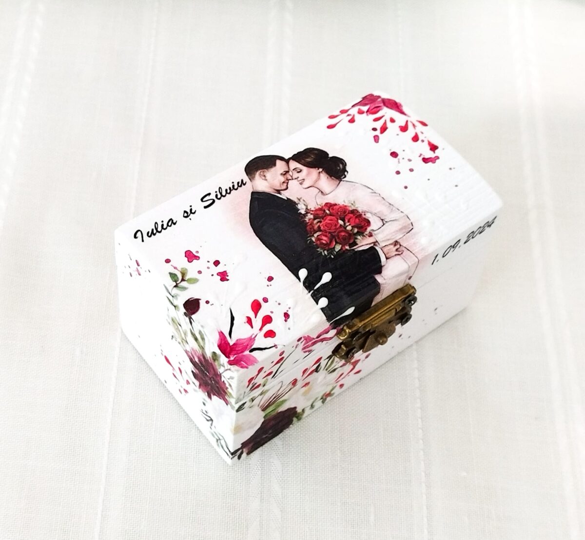 Cutie de verighete nunta personalizata cu mireasa cu buchet rosu - imagine 2