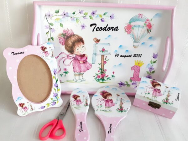 Tavita/set de mot cu fetita la cutia poștală