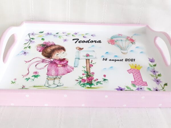 Tavita/set de mot cu fetita la cutia poștală