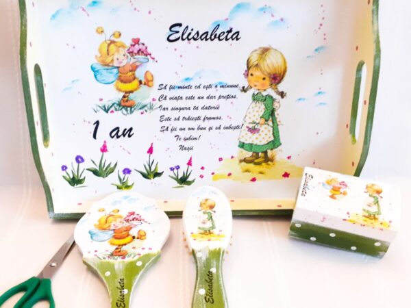 Tavita/set de mot cu fetita în grădină