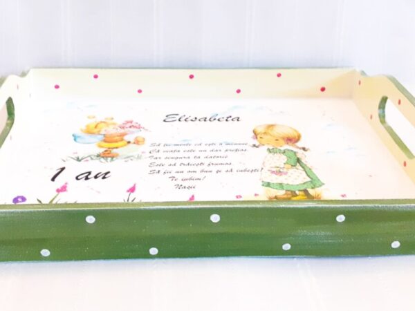 Tavita/set de mot cu fetita în grădină