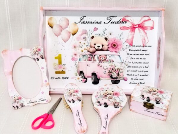 Tavita/set de mot fetita cu ursuleț în mașină