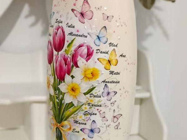 Vază personalizată cu lalele și narcise – cadou pentru învățătoare