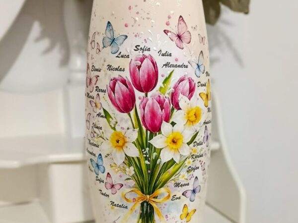 Vază personalizată cu lalele și narcise – cadou pentru învățătoare