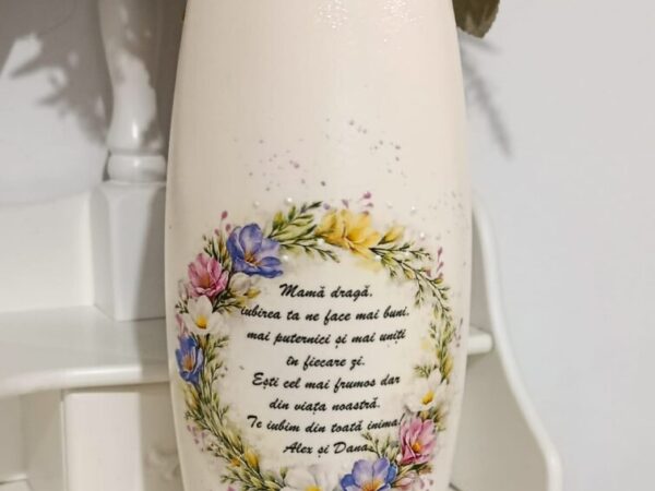 Vază personalizată cu flori – cadou pentru mama