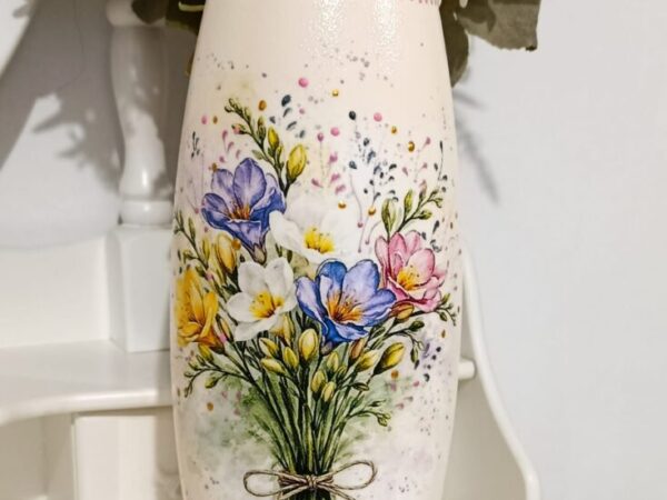 Vază personalizată cu flori – cadou pentru mama