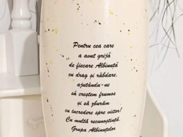 Vaza personalizata cu albinute – cadou pentru educatoare