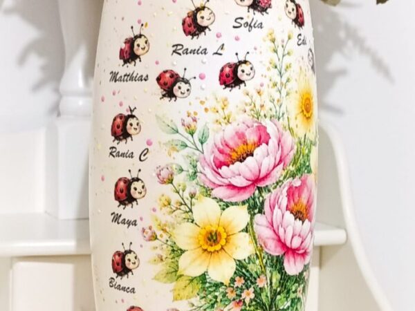 Vaza personalizată cu flori și buburuze