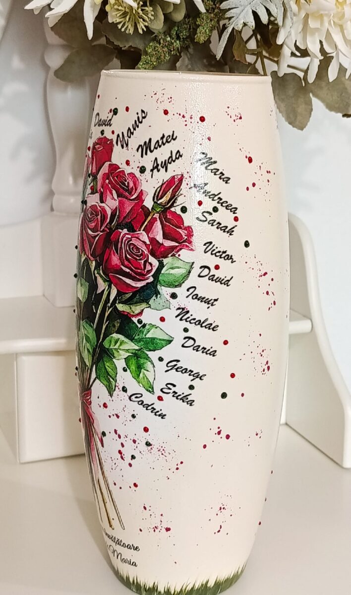 Vaza personalizată cu trandafiri și numele copiilor - imagine 3