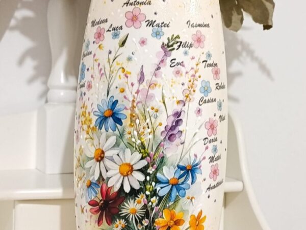 Vază personalizată cu flori și numele copiilor