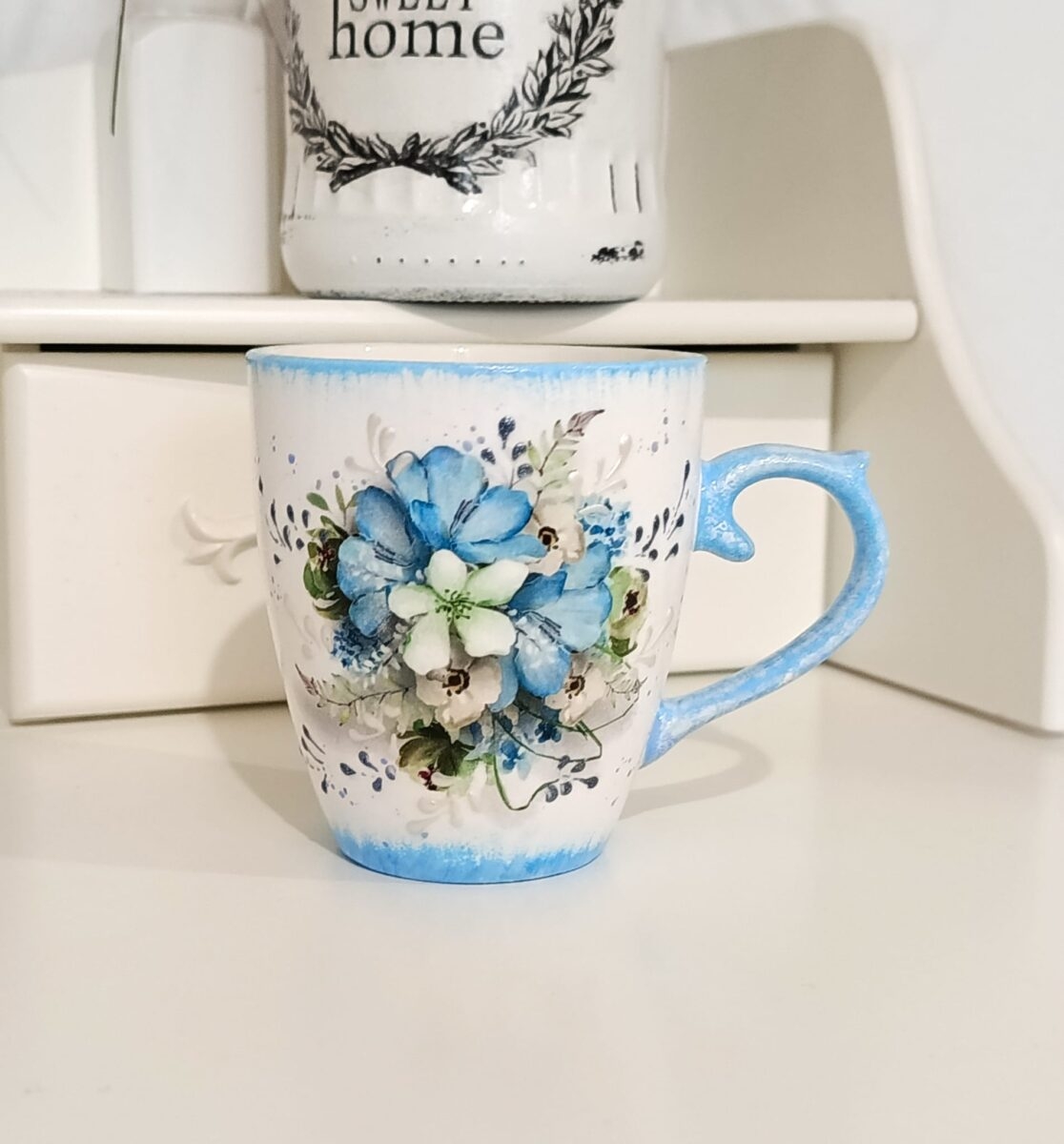 Cana decorata manual cu flori albastre