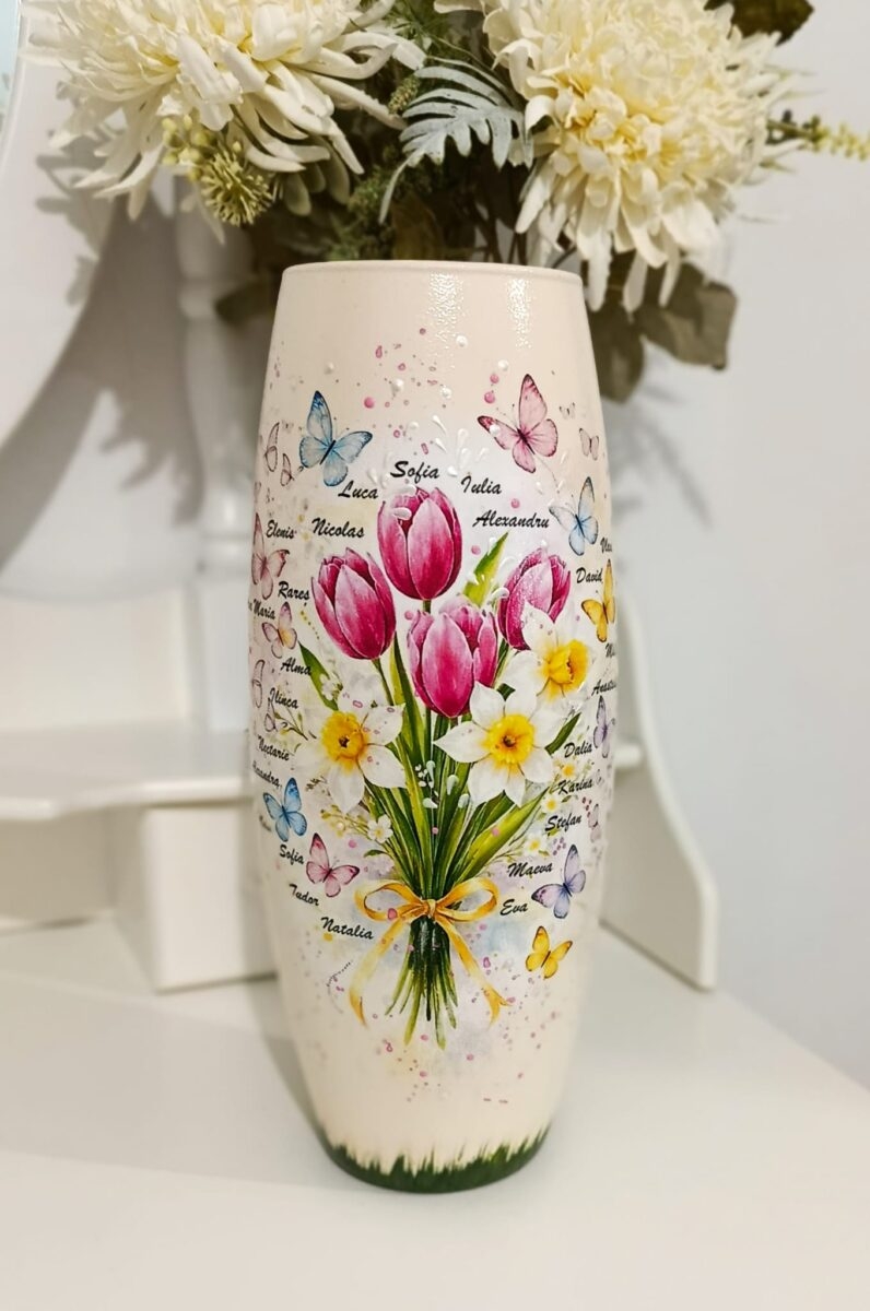 Vază personalizată cu lalele și narcise – cadou pentru învățătoare