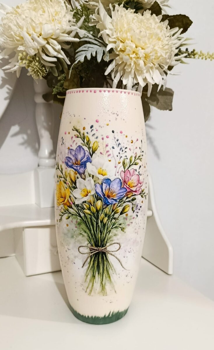 Vază personalizată cu flori – cadou pentru mama