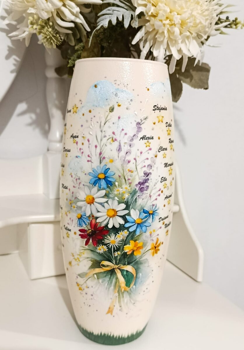 Vază personalizată cu flori de câmp și numele copiilor